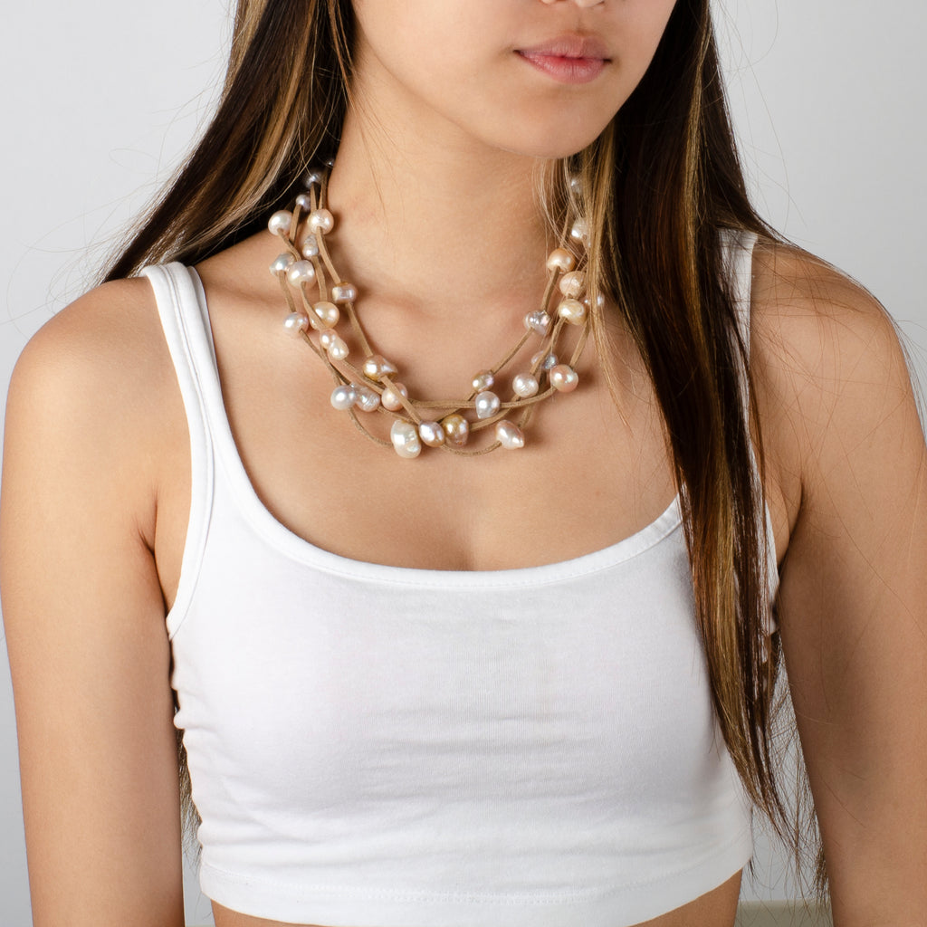 BEIGE PEARL AND SUEDE NECKLACE
