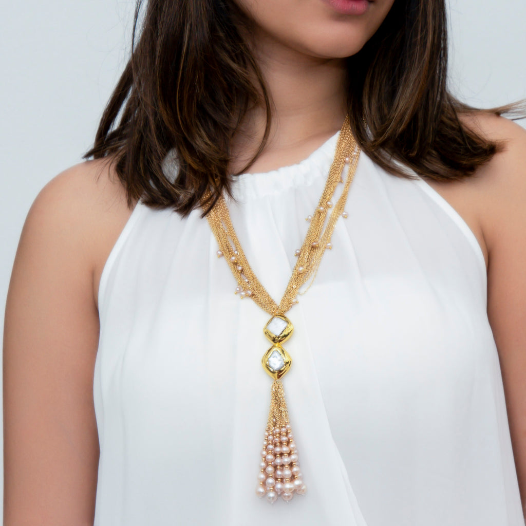 CHUNKY GOLD LOOP WITH PEARL TASSEL