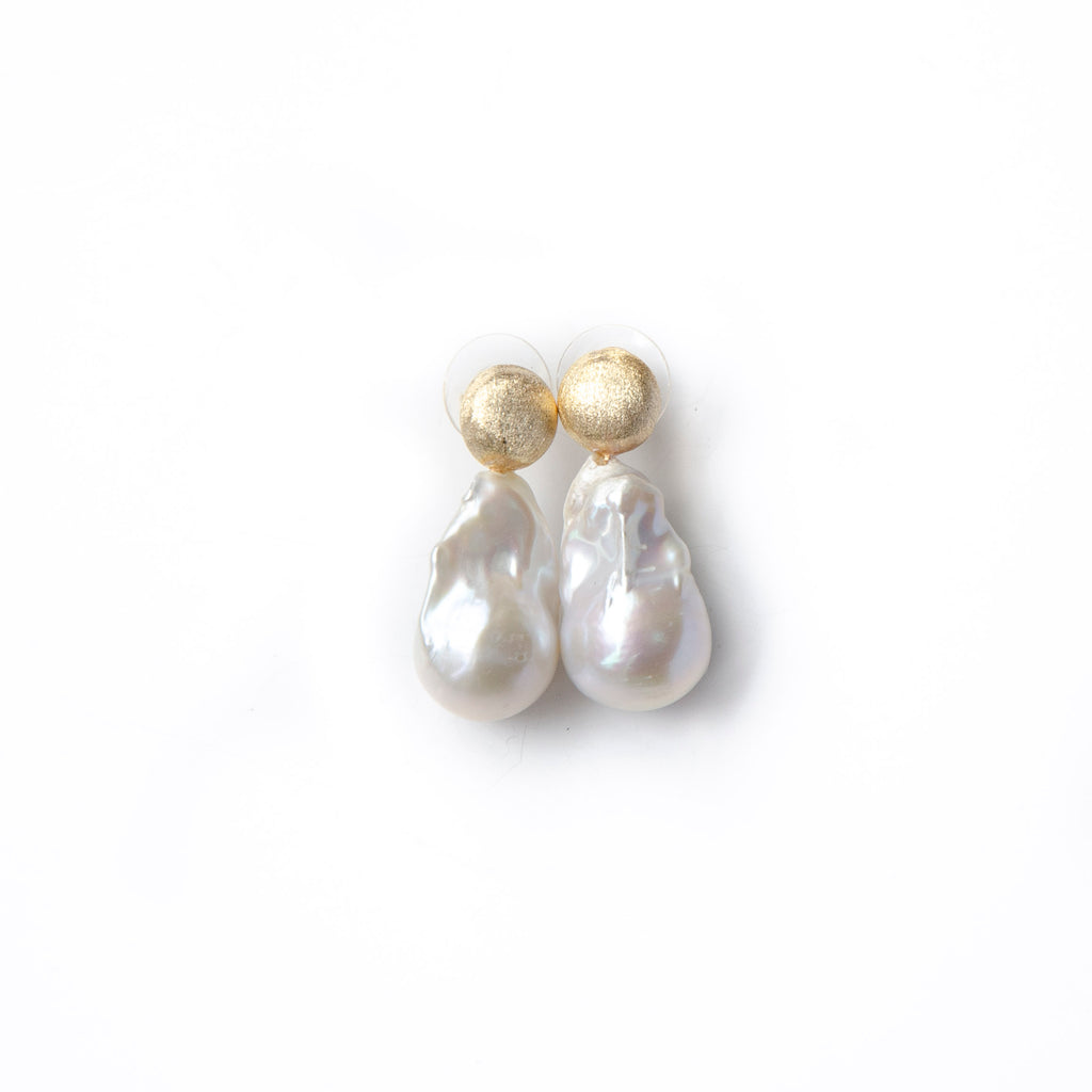 WHITE BAROQUE EARRINGS WITH GOLD POST