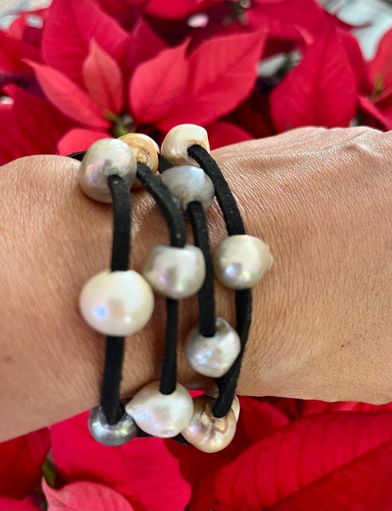 BLACK SUEDE BRACELET WITH PEARLS