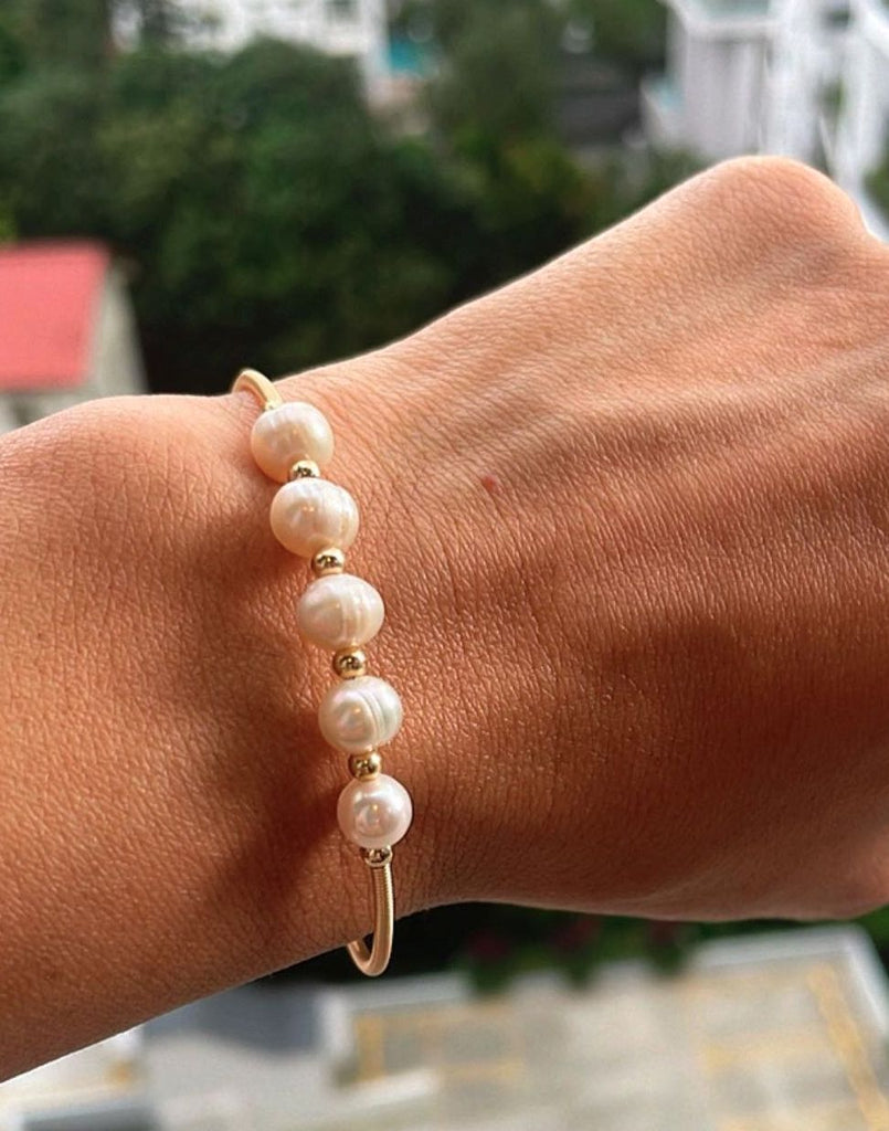 ZEVAR BANGLE WITH WHITE PEARLS IN GOLD BEAD