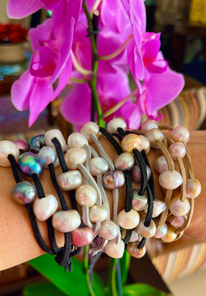 BLACK SUEDE AND PEARL BRACELET