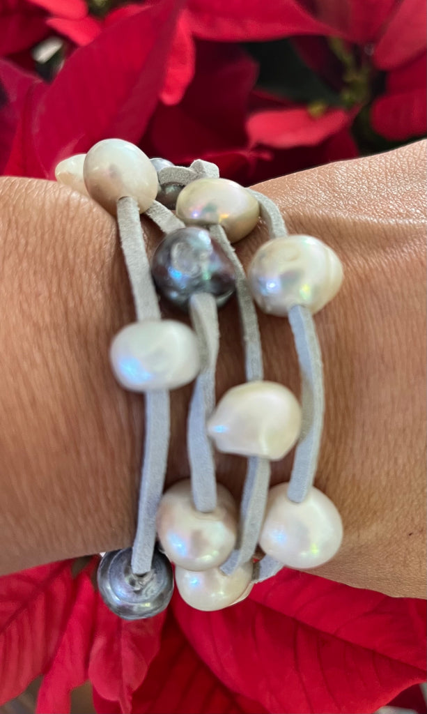 GREY SUEDE AND PEARL BRACELET