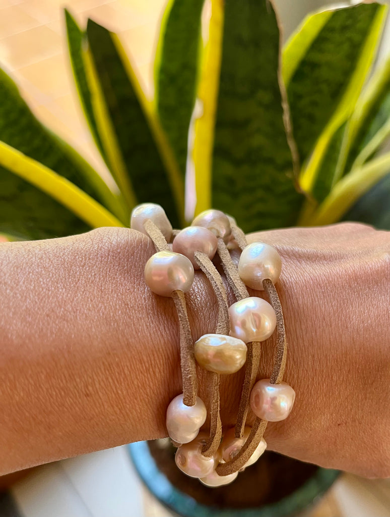 BEIGE SUEDE BRACELET WITH PEARLS