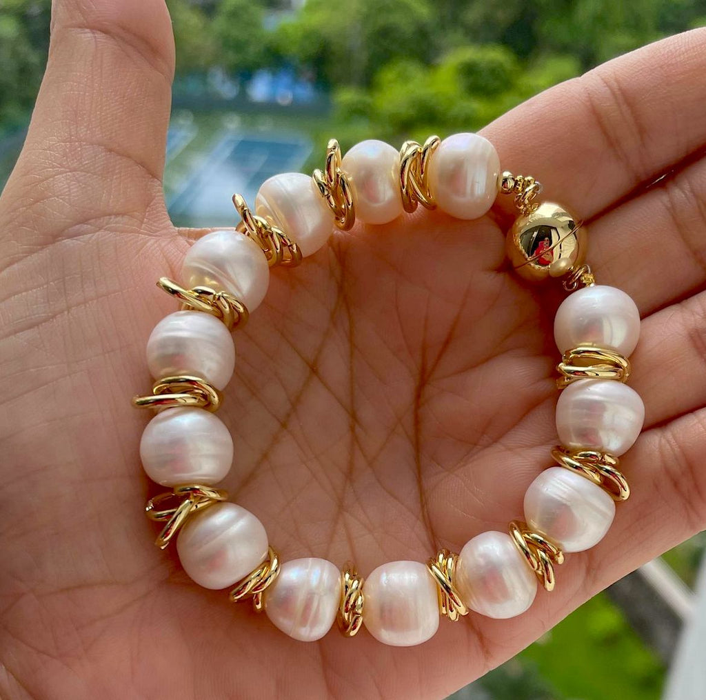 PEARL BRACELET WITH GOLD RINGS
