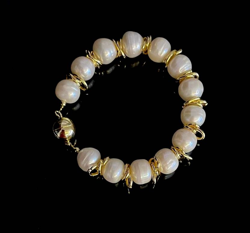 PEARL BRACELET WITH GOLD RINGS