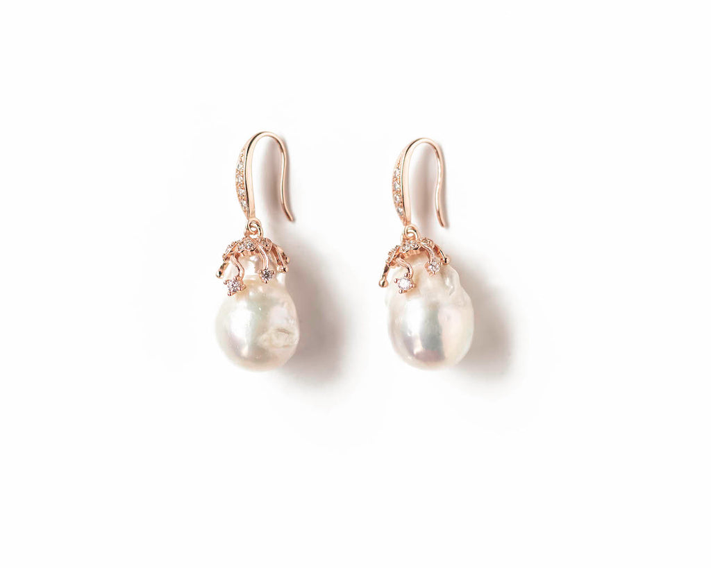 CLASSIC WHITE BAROQUE EARRINGS WITH GOLD HOOK