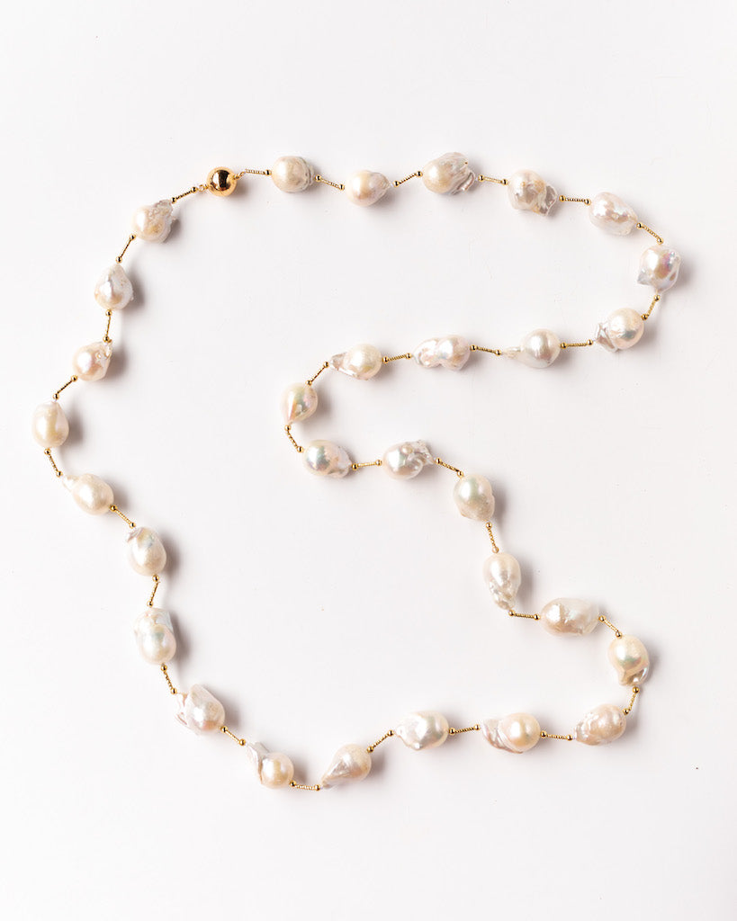 CLASSIC WHITE BAROQUE NECKLACE WITH GOLD WIRE