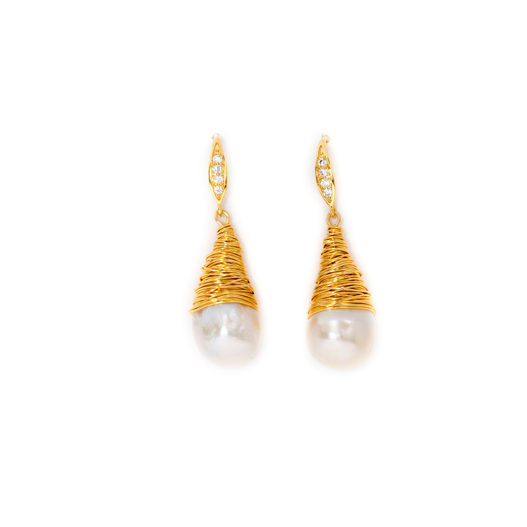 WHITE BAROQUE EARRINGS IN GOLD WIRE