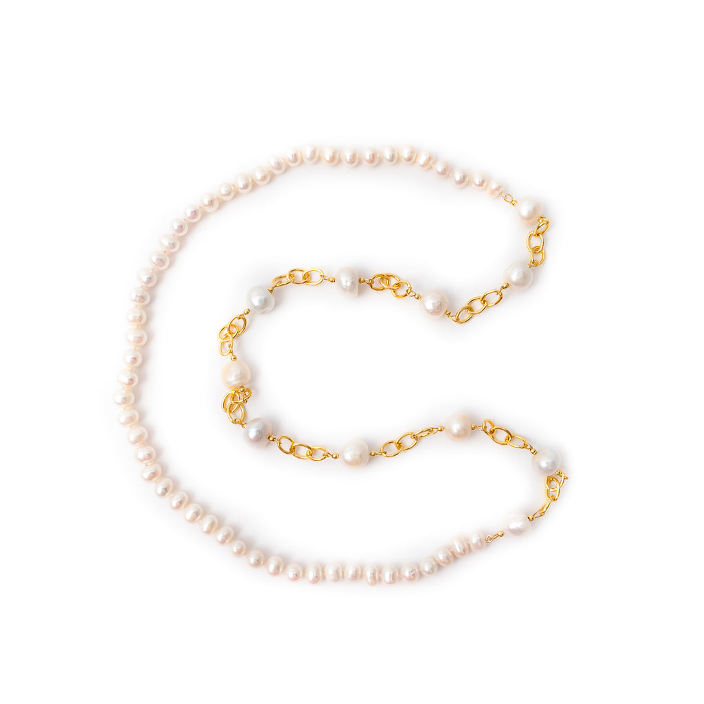 WHITE PEARL WITH LOOP CHAIN