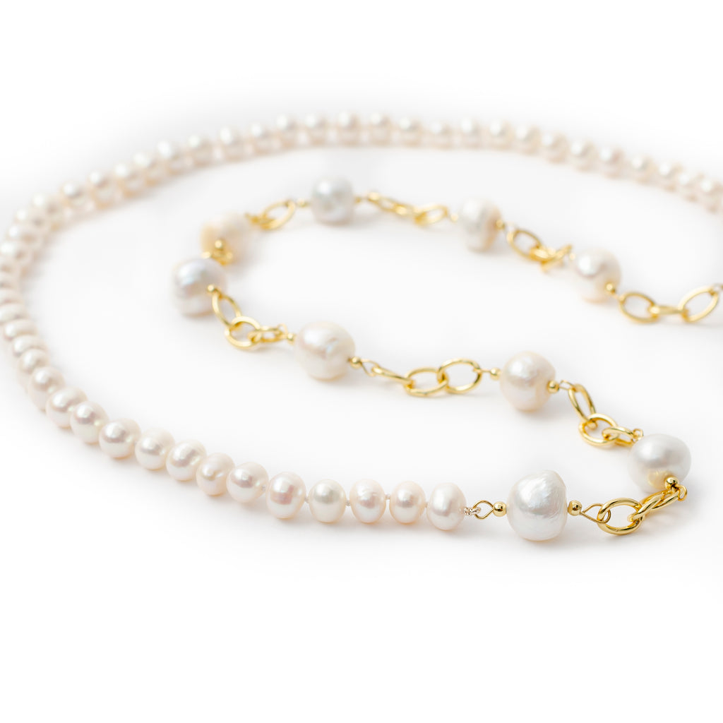 WHITE PEARL WITH LOOP CHAIN