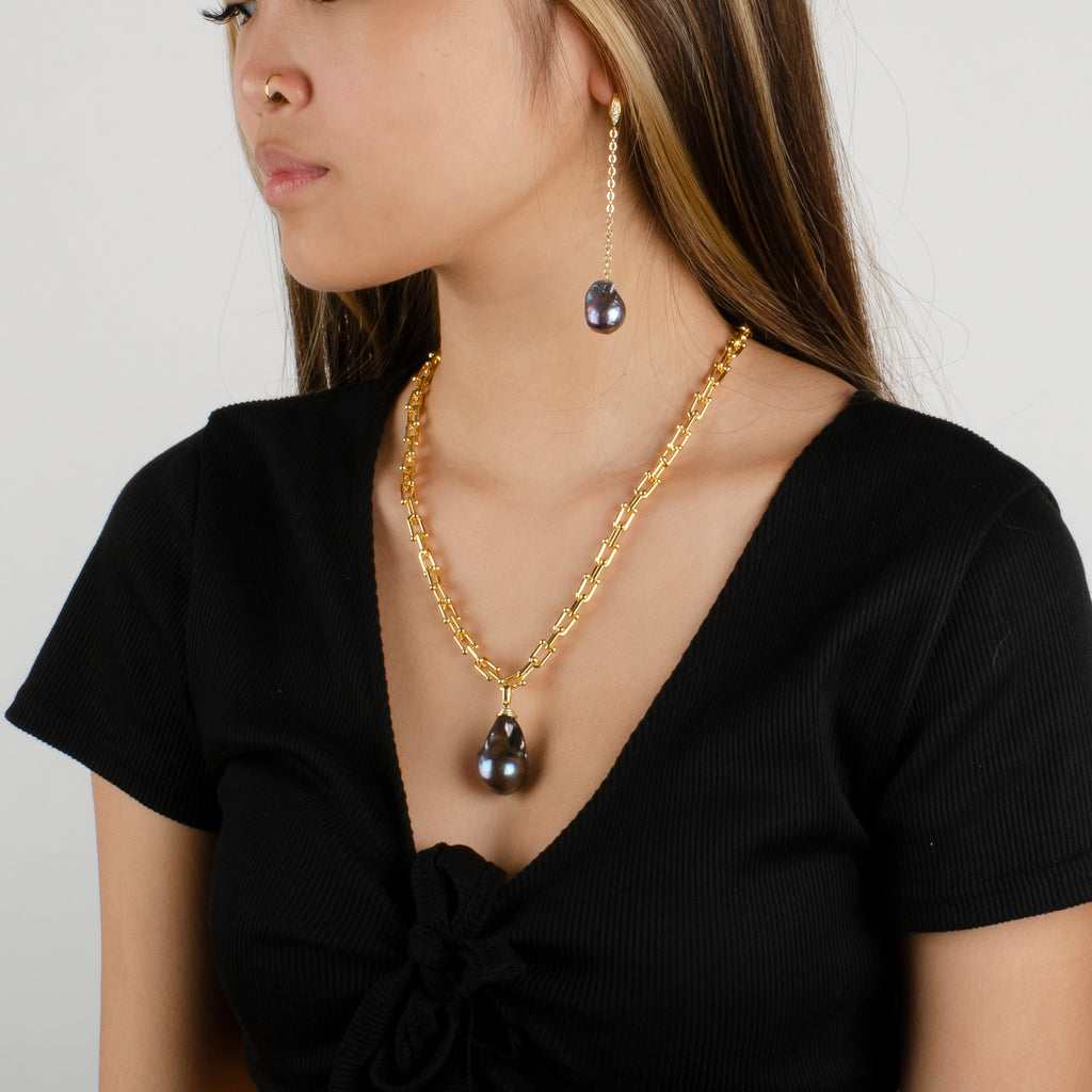 BLACK BAROQUE EARRINGS WITH CHAIN