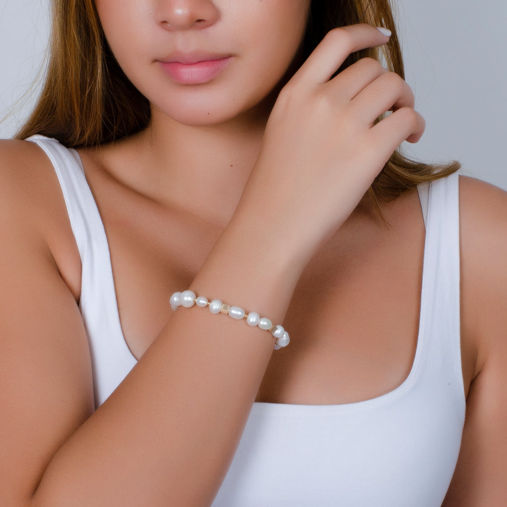 WHITE PEARL BRACELET WITH GOLD SQUARE