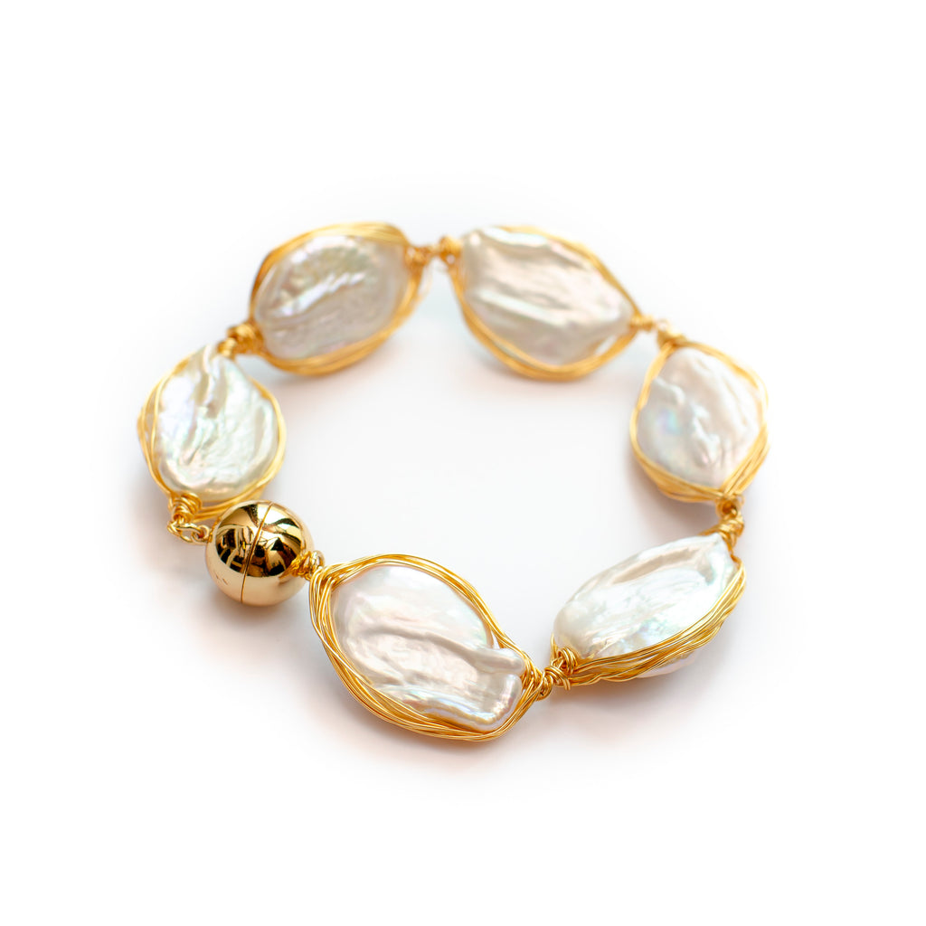 WHITE BAROQUE WITH GOLD WIRE BRACELET
