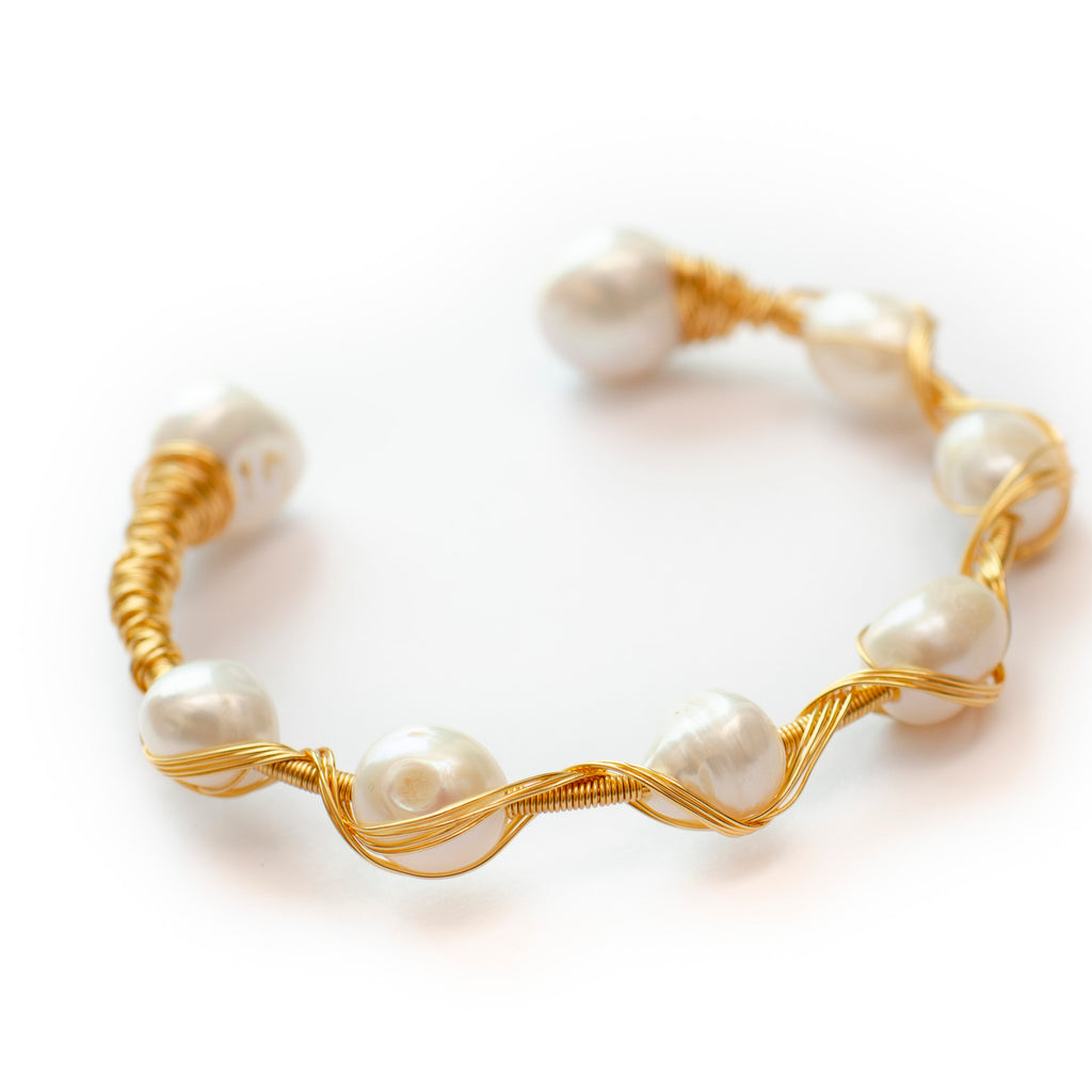 GOLD WIRE BANGLE WITH WHITE PEARL