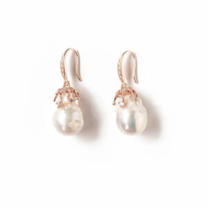 CLASSIC WHITE BAROQUE EARRINGS WITH GOLD HOOK