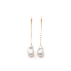 WHITE BAROQUE EARRINGS IN CHAIN