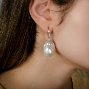 WHITE BAROQUE EARRINGS IN SILVER