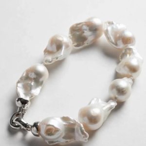 WHITE BAROQUE BRACELET